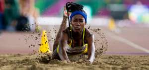 La paratleta Kiara Rodr&iacute;guez cae en la arena despu&eacute;s de conseguir una marca de 5,25 metros en salto de longitud.  Fotos: Cortes&iacute;a Lima 2019