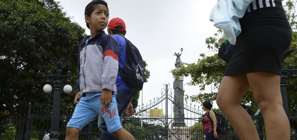 El Parque Centenario mantiene cerrado tres de sus cuatro ingresos desde junio del a&ntilde;o pasado por cuestiones de segurida