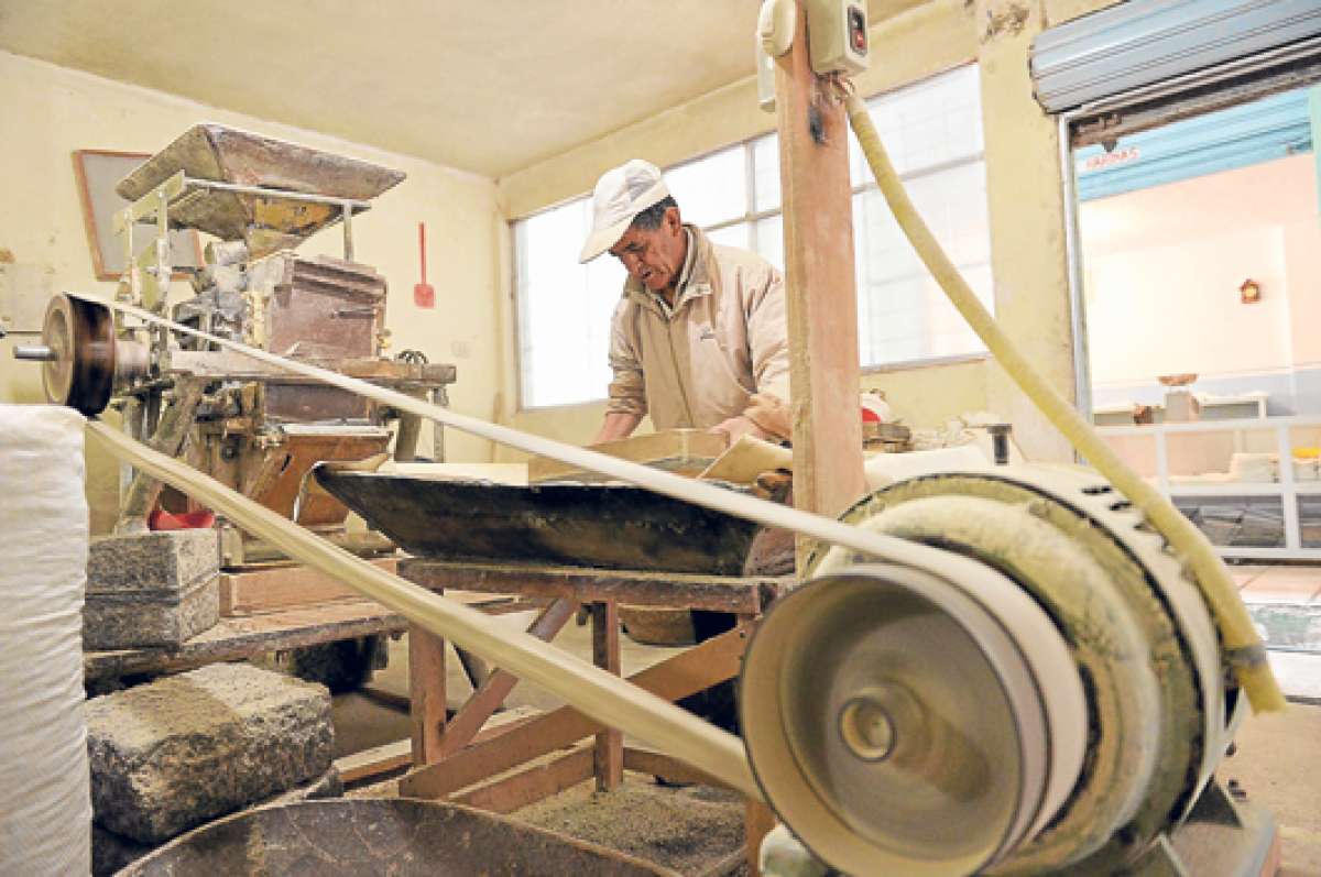 El &uacute;nico operario que labora en Molinos Bellavista, escoge los granos de cebada antes de meterlos al molino. Foto: Roberto Ch&aacute;vez / El Tel&eacute;grafo