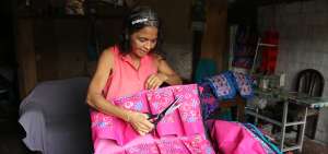 Martha Saldivia convirti&oacute; la sala de su casa en un peque&ntilde;o taller. All&iacute; confecciona los organizadores de calzado. El emprendimiento naci&oacute; hace ocho a&ntilde;os cuando estaba enferma. Durante su recuperaci&oacute;n en Quevedo aprendi&oacute; a coserlos.