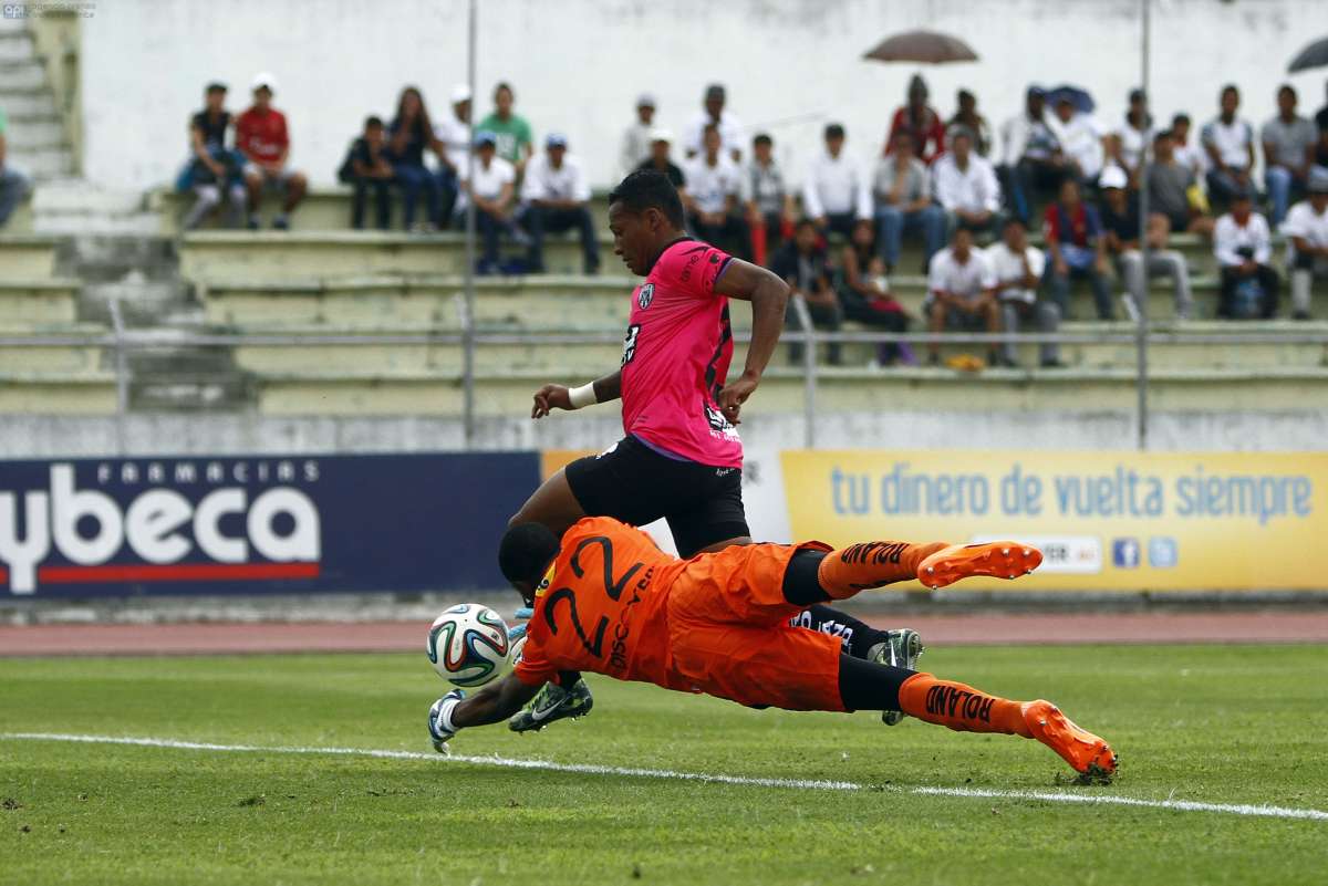 Al minuto 10, Alexander Dom&iacute;nguez bloque&oacute; una jugada de Fernando Guerrero y producto de este choque se produjo la fractura en su mano izquierda. Foto: Javier Cazar 