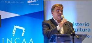 Actores y cineastas ven en el pedido de renuncia del ahora extitular del INCAA Alejandro Cacetta, una estrategia del gobierno para desfinanciar esta industria.