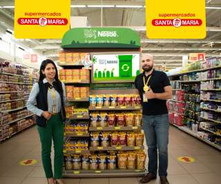 Supermercados Santa María fomenta la sostenibilidad, al incluir exhibidores de material reciclable en sus puntos de venta.
