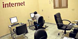 Los servicios de internet en caf&eacute;s-cyber, en su mayor&iacute;a, solo ofrecen revisar los correos electr&oacute;nicos. Foto: Internet