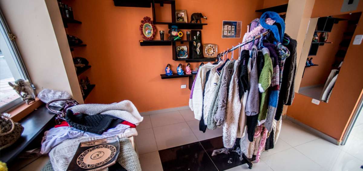 Art&iacute;culos de cer&aacute;mica y prendas de vestir elaboradas a mano son parte de los productos que peque&ntilde;os emprendedores ofertan en el centro de artesan&iacute;as.