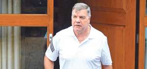 El DT San Allardyce fue destituido de la selecci&oacute;n inglesa por estar involucrado en este esc&aacute;ndalo.