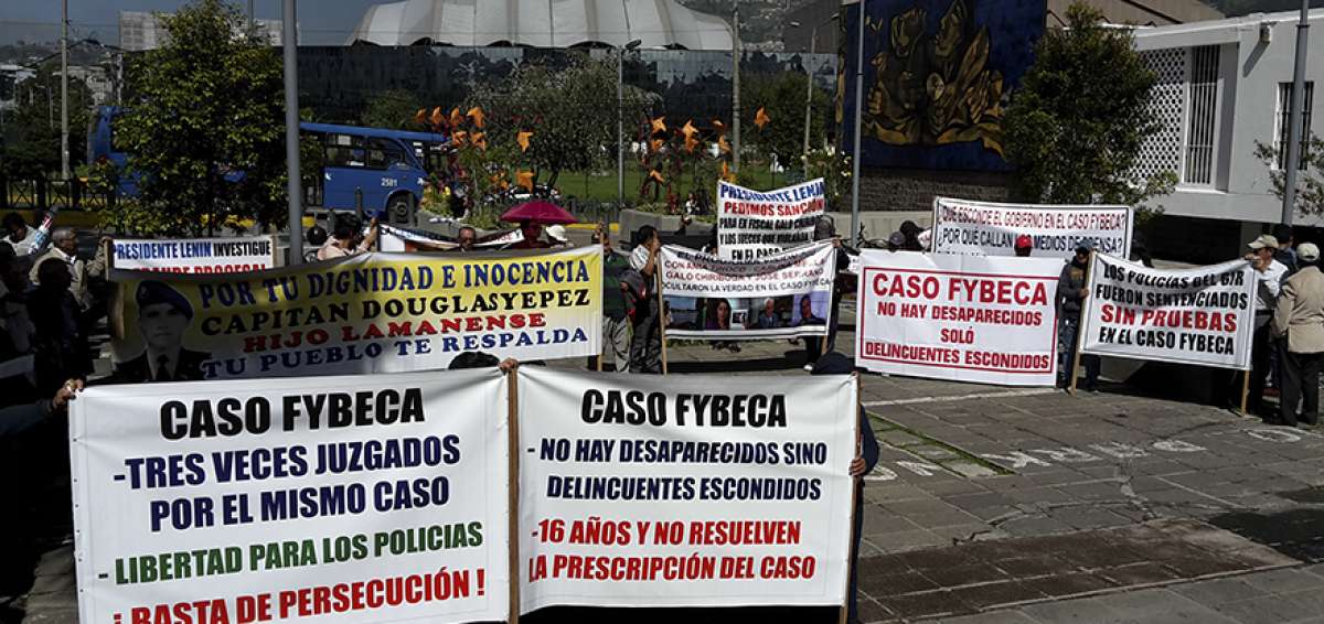 Familiares de los sentenciados por el denominado caso Gonz&aacute;lez y otros, realizaron ayer plantones en la Fiscal&iacute;a General y en la Corte Constitucional.