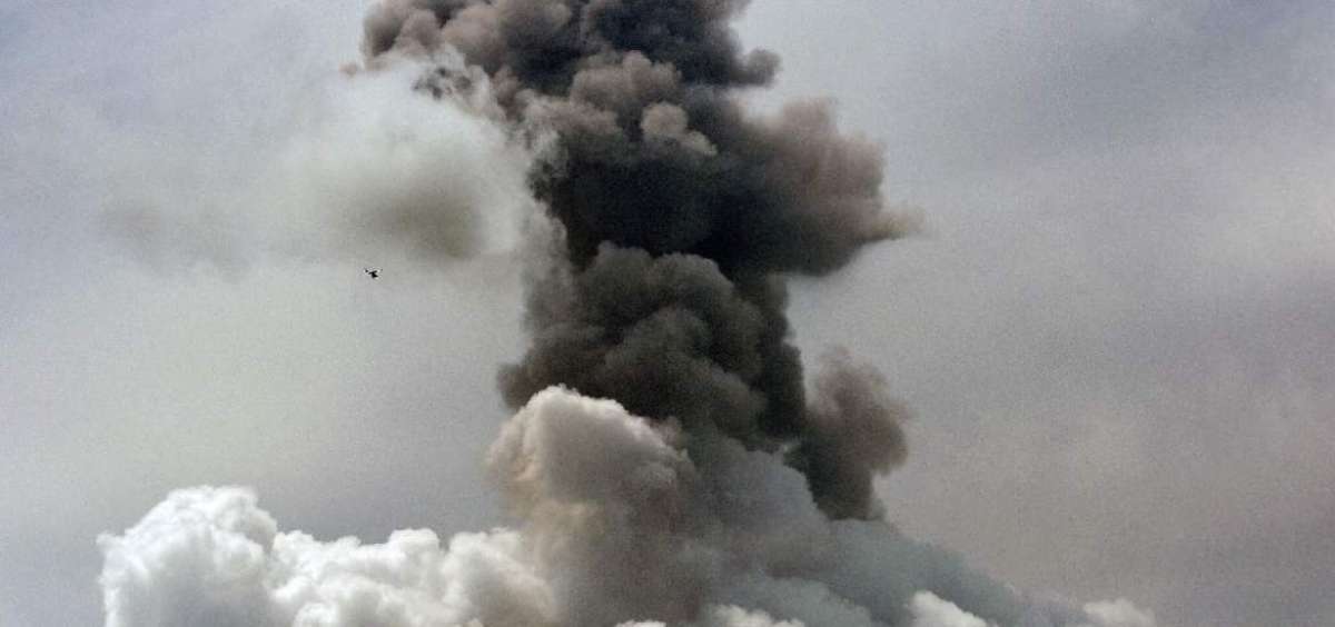Las nubes cubren los flancos, base de la monta&ntilde;a pero no ocultan las columnas de ceniza que el coloso expulsa a diario. El Ecu-911 monitorea las 24 horas.