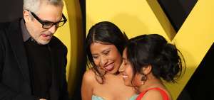 Alfonso Cuar&oacute;n (Ciudad de M&eacute;xico, 1961), director de la aclamada Roma,  con las actrices Yalitza Aparicio, quien interpreta a Cleo, y Nancy Garc&iacute;a.  