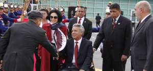 El presidente de Ecuador, Len&iacute;n Moreno, y su esposa, Roc&iacute;o Gonz&aacute;lez, se despiden antes de abordar el avi&oacute;n que los llev&oacute; a Nueva York.