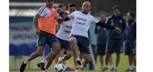 El defensa Javier Mascherano vuelve a la titularidad tras cumplir una suspensi&oacute;n por acumulaci&oacute;n de amarillas.