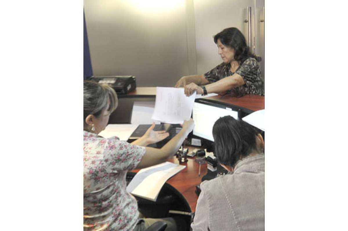 Los clientes llegan hasta la oficina para pedir informaci&oacute;n sobre su dinero.