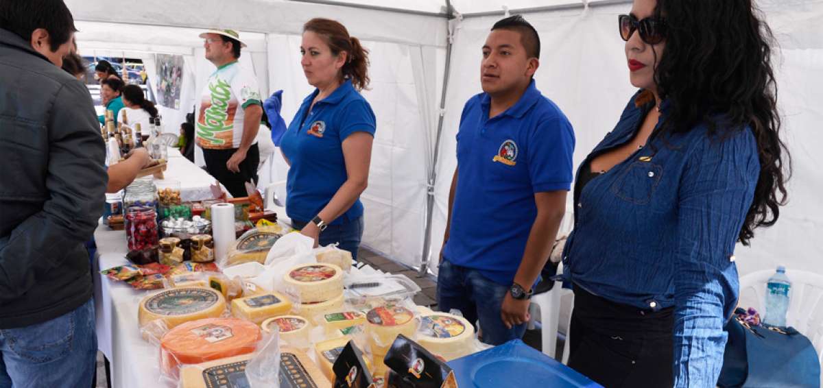 Comerciantes de distintos rincones de Ecuador comercializaron sus productos en el marco de la feria por el D&iacute;a del Comercio Justo, organizada por el Magap. 