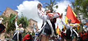 Los desfiles y las danzas tambi&eacute;n convocaron a los turistas de varias partes del Ecuador que llegaron a Cuenca.