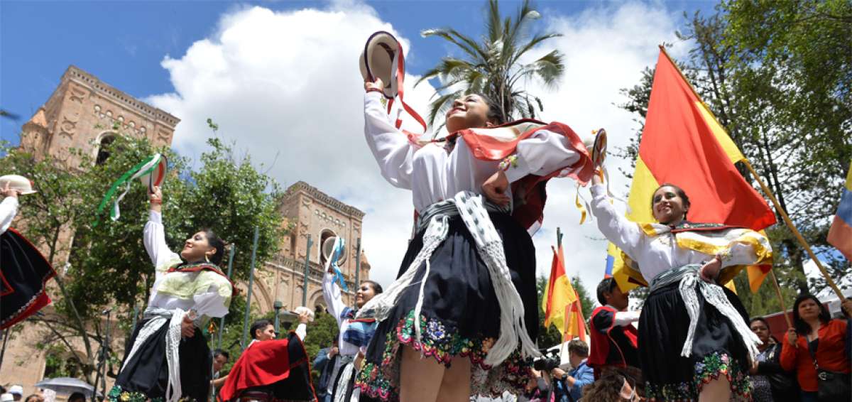 Los desfiles y las danzas tambi&eacute;n convocaron a los turistas de varias partes del Ecuador que llegaron a Cuenca.