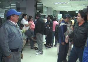 Cientos de socios exigieron su dinero en una cooperativa de Riobamba