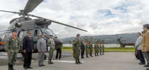 El Ministro de Defensa y jefes militares saludan al personal que particip&oacute; en la reconstrucci&oacute;n del Super Puma.