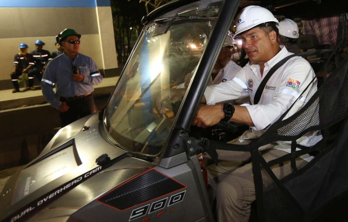 El mandatario Rafael Correa realiz&oacute; un recorrido de las instalaciones de la refiner&iacute;a la noche del pasado martes. Foto: Presidencia de la Rep&uacute;blica