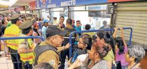 La Polic&iacute;a Nacional destin&oacute; 40 uniformados para mantener el orden en las largas filas registradas ayer en la Terminal Terrestre de Guayaquil. Foto: William Orellana / El Tel&eacute;grafo