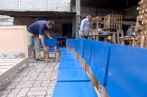 Un artesano de Asopromogeni ultima los detalles de una de las 400 sillas, que usar&aacute;n los centros del MIES. Foto: Karly Torres / El Tel&eacute;grafo  
