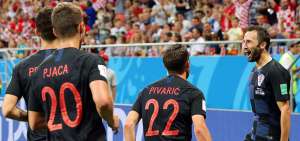 El croata Milan Badelj (der.) celebra el primer gol de Croacia junto a tres de sus compa&ntilde;eros; su tanto abri&oacute; la ruta de la victoria para su selecci&oacute;n.