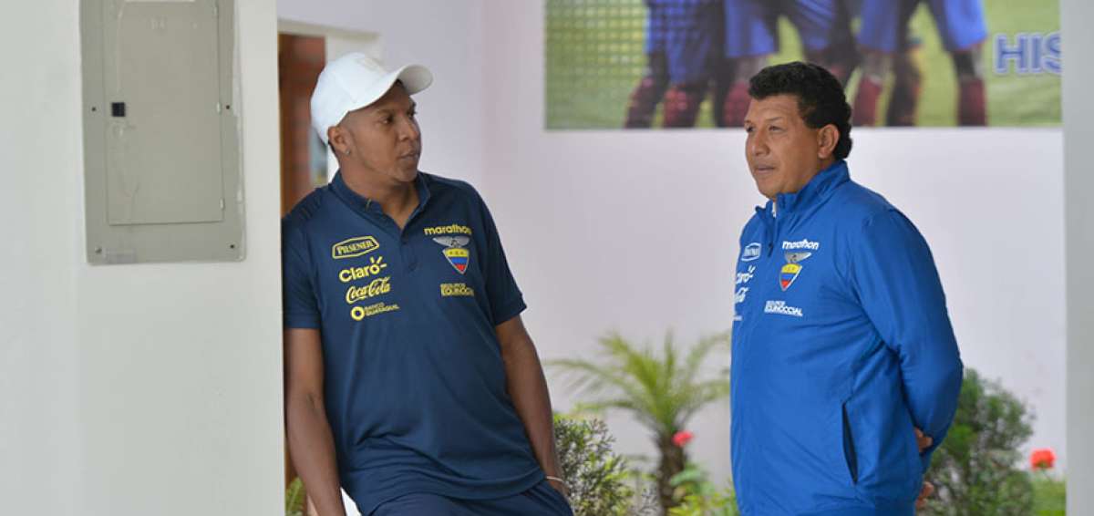 El golero M&aacute;ximo Banguera (izq.) dialoga con el preparador de arqueros Robin Pico, en la Casa de la Selecci&oacute;n.
