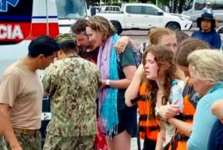 Miembros de la Armada del Ecuador socorrieron a turistas y guías en Galápagos