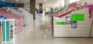 El Centro de Comercio construido en el Comit&eacute; del Pueblo luce vac&iacute;o en varias &aacute;reas durante gran parte del d&iacute;a.