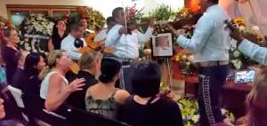 Mariachis, familiares y amigos dan el &uacute;ltimo adi&oacute;s al profesor 'Jirafales'