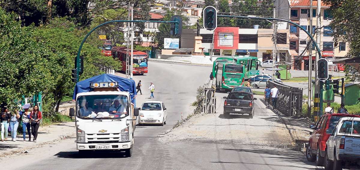 La Municipalidad lojana coloc&oacute; un puente bailey en la avenida Espinosa para soportar el intenso tr&aacute;fico.