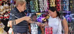 El mercado de art&iacute;culos varios conocido como las Cuatro Manzanas se convierte en esta &eacute;poca en un gran bazar navide&ntilde;o.