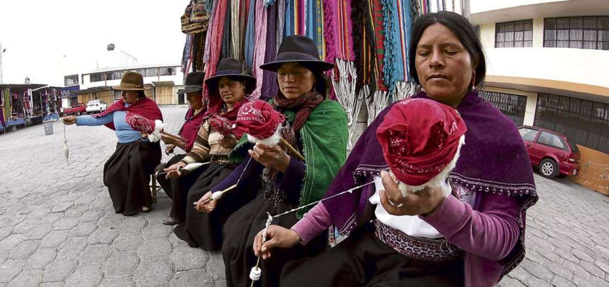 Las hilanderas se han convertido en &iacute;cono de la actividad artesanal textil de la parroquia. Esta labor la realizan a diario en las calles y centro de la parroquia.