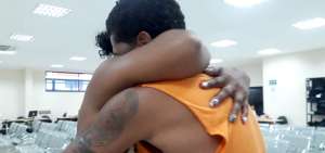 Jos&eacute; C. se fundi&oacute; en un abrazo con su madre, tras abandonar el Centro de Rehabilitaci&oacute;n Social (CRS) El Rodeo de Portoviejo, provincia de Manab&iacute;.