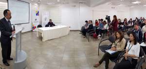 Alfonso Morales, subsecretario de Protecci&oacute;n Internacional, explic&oacute; el programa a un grupo de j&oacute;venes.