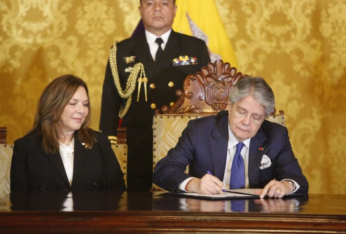 El presidente Guillermo Lasso entregó la denuncia en el Palacio de Carondelet.