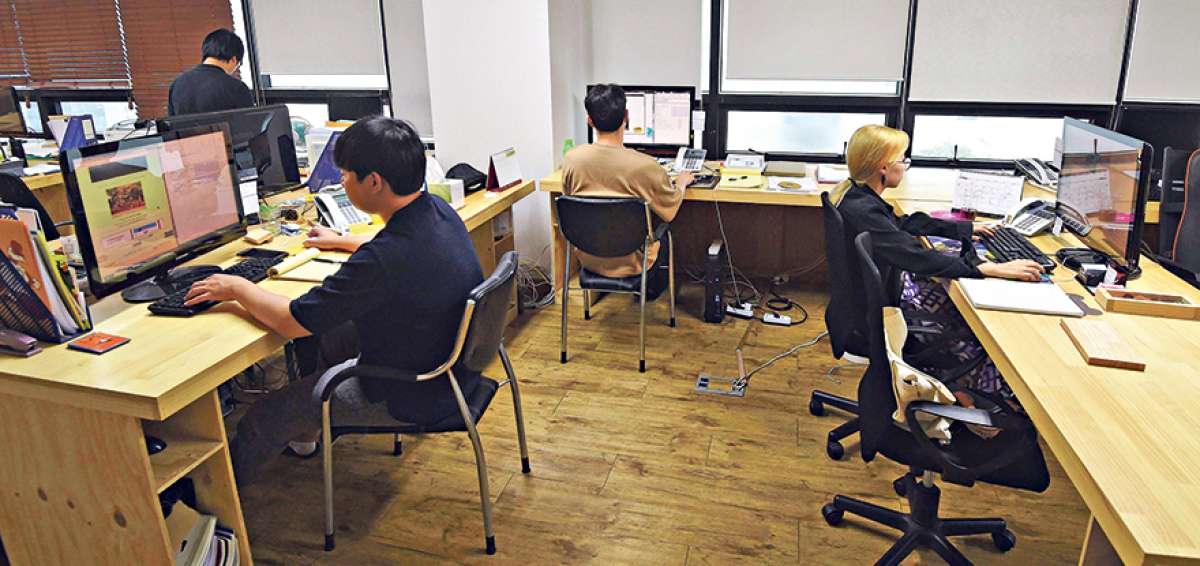 Empleados de la empresa Santa Cruise hurgan en internet en busca de videos porno de sus clientas.