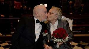 Exnovios se encuentran despu&eacute;s de 70 a&ntilde;os en Facebook y se casan cerca de un lago