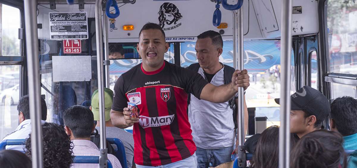 Las ventas ambulantes son una de las ocupaciones en las que se emplean los migrantes residentes en Quito. 