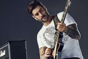 El cantautor español Melendi llegó a Ecuador para su tour “20 años”. Ofrecerá dos conciertos en Quito y Samborondón.