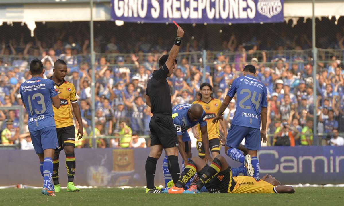 Carlos Vera expuls&oacute; a &Aacute;lex Bola&ntilde;os por la falta que le cometi&oacute; a su hermano Miller. Foto: William Orellana