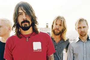 Dave Grohl (c), exbaterista de Nirvana, es el vocalista y l&iacute;der de Foo Fighters.