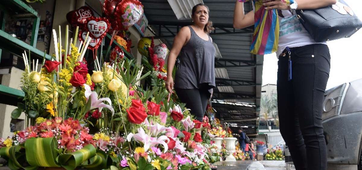 Los comerciantes ofrecen alternativas de arreglos florales desde $ 5 hasta $ 50. 