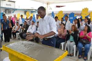 En este sitio participaron autoridades de la escuela Luis Pauta Rodr&iacute;guez, ubicada en la Isla Trinitaria, debido a que tambi&eacute;n fue incluida en el Programa de Remodelaci&oacute;n Integral de Instituciones Educativas del Ministerio de Educaci&oacute;n.