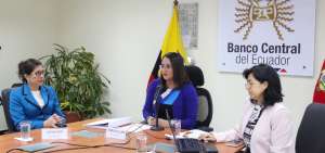 Ver&oacute;nica Artola (c), titular del BCE, present&oacute; las cifras de la econom&iacute;a nacional, en una rueda de prensa realizada la ma&ntilde;ana de ayer.