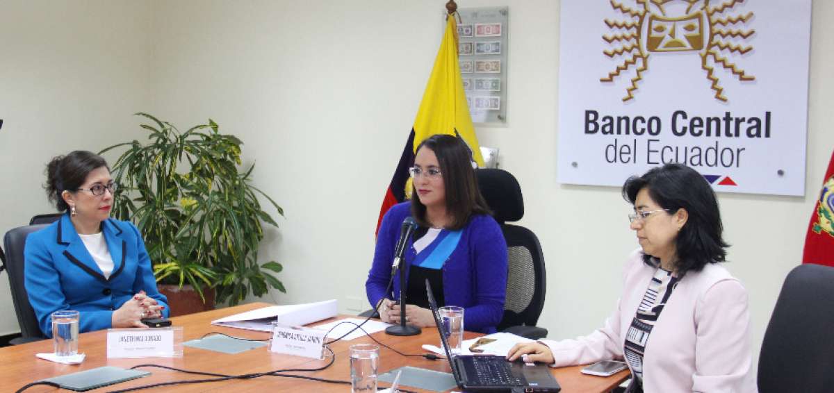 Ver&oacute;nica Artola (c), titular del BCE, present&oacute; las cifras de la econom&iacute;a nacional, en una rueda de prensa realizada la ma&ntilde;ana de ayer.