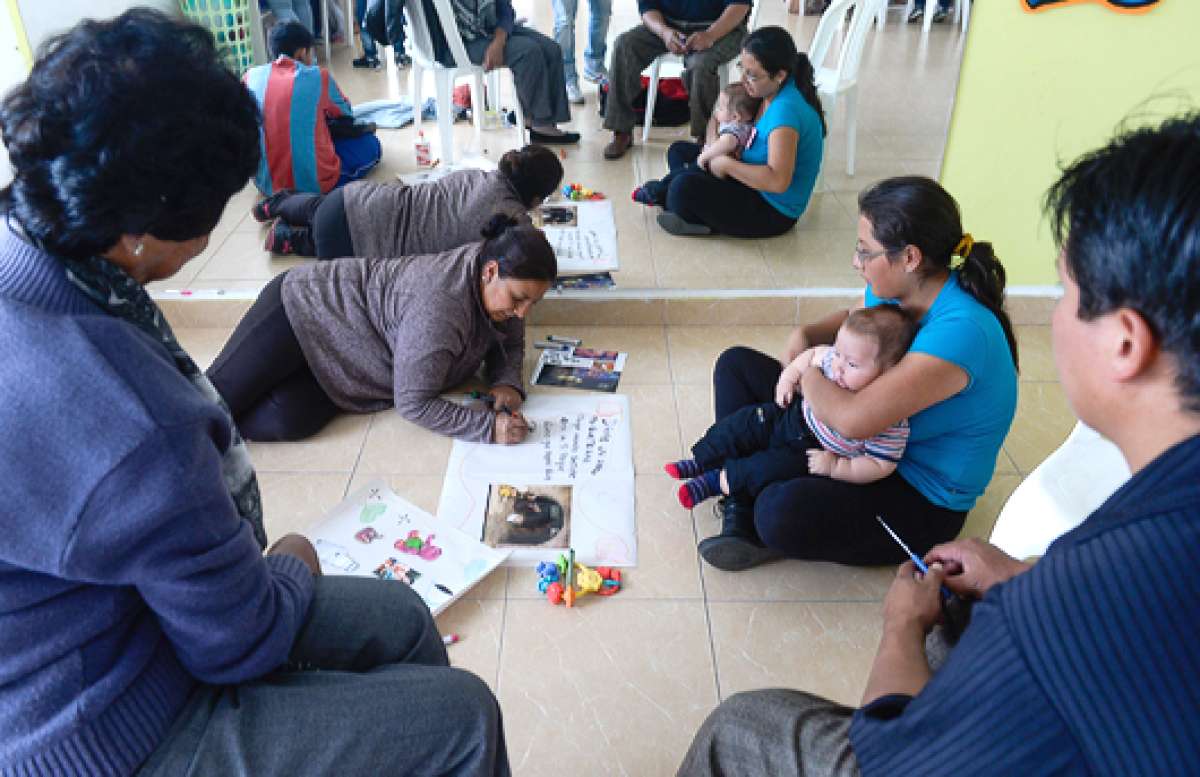 Los padres del CIBV Manuela Ca&ntilde;izares elaboraron entre todos el cuento &ldquo;Dame un abrazo&rdquo; para sus hijos. Foto: &Aacute;lvaro P&eacute;rez/El Tel&eacute;grafo