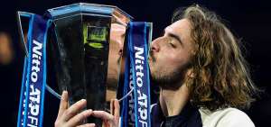 Tsitsipas celebr&oacute; su victoria besando el trofeo de campe&oacute;n; adem&aacute;s recibi&oacute; 1.500 puntos para el ranking ATP.