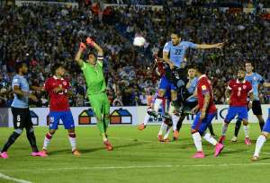 Mart&iacute;n C&aacute;ceres (22) cerr&oacute; la goleada de Uruguay sobre los chilenos. Foto: AFP