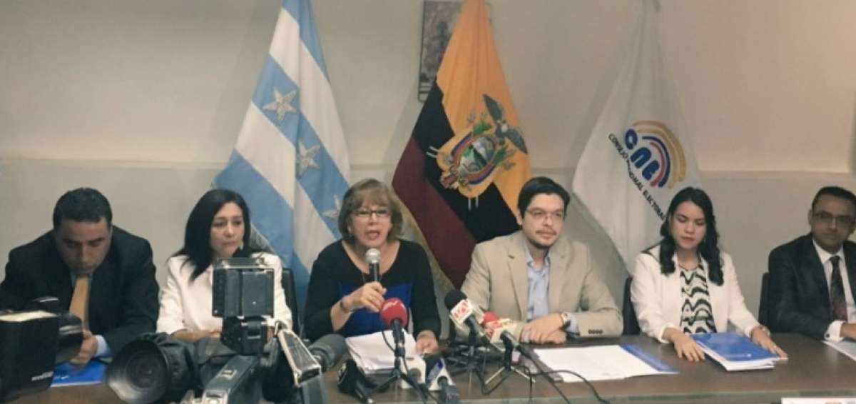 La presidenta de la Junta Electoral del Guayas, Fabiola Ar&eacute;valo (c), aclar&oacute; las razones por las que se rechaz&oacute; la n&oacute;mina de los candidatos de esa agrupaci&oacute;n.