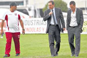 &Aacute;lex Aguinaga (centro) camina en la cancha de La Armenia junto a su asistente t&eacute;cnico, Juan Pablo Rodr&iacute;guez (der.) y otro colaborador. Foto: Foto: API
